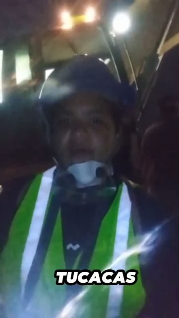 🚨 ¡ESPERANZA EN MEDIO DEL CAOS! Rescatistas logran milagro en Tucacas 🚨

A pesar de la adversidad y de los pronósticos desalentadores tras el fuerte sismo que sacudió a Venezuela el pasado 24 de junio, los equipos de rescate voluntario demuestran que la fe y la persistencia salvan vidas.

Desde la zona más afectada en Tucacas, los rescatistas Dariángela Ramírez y Boris Olmos informaron los intensos esfuerzos que se están llevando a cabo en el terreno. Aunque les habían asegurado que ya no quedaba nadie entre los escombros, el equipo no se rindió y logró rescatar con vida a un hombre de 56 años, quien ya fue trasladado de emergencia a una unidad médica.

A tempranas horas se conoció que se rescato a una menor de edad, pero que aun hay personas bajo los escombros 

En este momento (10:45pm) las labores no se detienen. Entre peticiones de absoluto silencio para escuchar señales de auxilio, los voluntarios civiles y cuerpos de seguridad continúan removiendo estructuras con la firme esperanza de encontrar a más personas.

¡Fuerza a nuestros héroes sin capa que siguen en el terreno dándolo todo! 💪🇻🇪

📽️📝 Corresponsal @osleidary
LaLocura Network 📌
#Tucacas #TemblorVenezuela #SismoVenezuela #Rescate #Solidaridad
