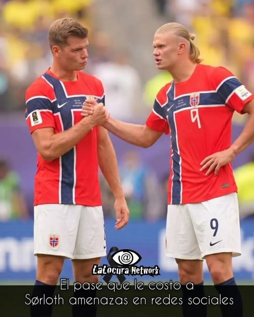 ¡Sørloth bajo amenazas! 🚨 

Así se encuentran actualmente las redes sociales del delantero noruego Alexander Sørloth tras la eliminación de su selección en las semifinales del Mundial.

El último post publicado por el futbolista se ha inundado con miles de comentarios y, tal como reportan diversos portales web, la gran mayoría de ellos son fuertes reclamos y amenazas directas por parte de los fanáticos.

¿El motivo de la furia colectiva? Aquella polémica jugada en la que Sørloth decidió no darle el pase a Erling Haaland, una acción que muchos hinchas consideran que sentenció la eliminación de Noruega y les costó la oportunidad histórica de jugar la gran final mundialista.

El mundo digital ha estallado por completo: las cuentas del jugador reflejan la enorme frustración de la afición, acumulando millones de reacciones en una de las olas de interacciones más tensas de esta cita deportiva. Las redes sociales no perdonan el pase que nunca llegó a las botas de Haaland. 📱⚽

#AlexanderSorloth #ErlingHaaland #Noruega #Mundial2026 #RedesSociales