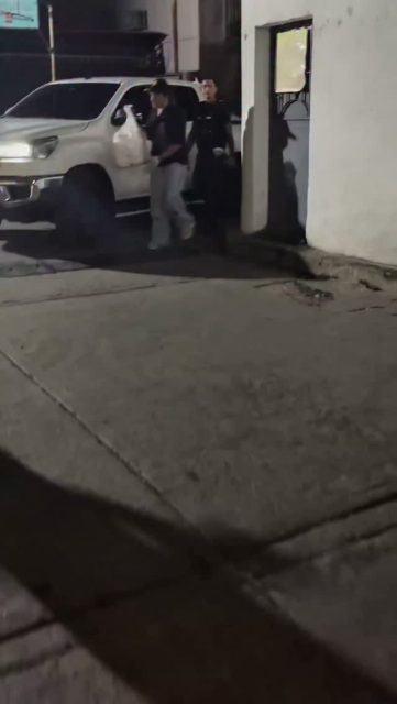 En medio de la incertidumbre y el dolor que nos ha tocado vivir tras el sismo del 24 de junio, siempre terminan apareciendo almas buenas dispuestos a recordarnos que no estamos solos. Entre tanta tristeza, la verdadera solidaridad surge como un rayito de esperanza. 🙏✨

Queremos bendecir la hermosa labor que han estado haciendo @servandoprimera, @florentinoprimera y @neutropimp (Neutro Shorty). Sin buscar cámaras ni pretender ser el centro de atención, estos artistas se han convertido en manos amigas en el momento exacto.

Recorriendo las calles de Macuto y otras zonas afectadas en La Guaira, han estado entregando alimentos, ropa y donaciones directamente a los damnificados. Si el país conoce esta labor, es únicamente porque las propias comunidades, conmovidas por su nobleza, decidieron registrar el momento para agradecerles.

Gracias por estar allí en el peor momento, por sumarse como voluntarios en silencio y por demostrar que la verdadera grandeza está en la empatía y el corazón. ¡Dios los bendiga! 🇻🇪❤️

#EsperanzaVenezuela #SolidaridadSincera #ServandoYFlorentino #NeutroShorty #laguaira