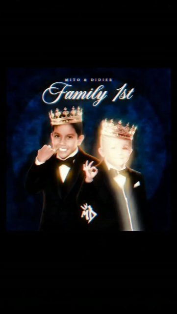 La familia suele ocupar un lugar central en las historias que se cuentan dentro del regional mexicano. Sin embargo, en Family 1st, Mito & Didier convierten esa idea en el eje absoluto de su propuesta artística. El nuevo álbum del dúo de hermanos presenta una colección de canciones que explora la lealtad, los valores, las experiencias compartidas y los vínculos que permanecen a lo largo del tiempo, dando forma a un proyecto que encuentra en la autenticidad su principal fortaleza.

 
🎤“Este álbum representa quiénes somos más allá de la música. Son nuestras experiencias, nuestros valores y las cosas que nos han acompañado durante toda la vida”, expresaron los artistas.

🎤El lanzamiento llega después de la presentación de “Jazz Bélico” y “Novedades”, dos adelantos que permitieron conocer distintas facetas del proyecto y anticiparon la diversidad musical que caracteriza al álbum.
 
Redes sociales @md.mitoydidier

Prensa @topttvenezuela