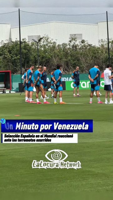 ## 🖤 Un gesto de grandeza: La Selección Española rinde tributo a Venezuela

El fútbol vuelve a demostrar que no tiene fronteras cuando se trata de humanidad. Este jueves 25 de junio, la **Selección Absoluta de España** detuvo por completo su sesión de entrenamiento para enviar un profundo mensaje de aliento y solidaridad a todo el pueblo venezolano.

Antes de iniciar los trabajos tácticos en el césped, todas las estrellas del conjunto ibérico se reunieron en el centro del campo. Juntos, cuerpo técnico y jugadores guardaron un **respetuoso minuto de silencio** en memoria de las víctimas y los afectados por el devastador doble terremoto que sacudió a Venezuela el pasado 24 de junio.

El imponente silencio en el complejo deportivo culminó con un **sonoro y emotivo aplauso unísono** por parte de toda la plantilla, uniendo fuerzas a la distancia con las familias que hoy atraviesan momentos sumamente difíciles en el país tras el fuerte impacto del sismo.

Desde el deporte rey, un abrazo fraterno que cruza el Atlántico en señal de apoyo incondicional. ¡Fuerza, Venezuela! 🇻🇪🤝🇪🇸