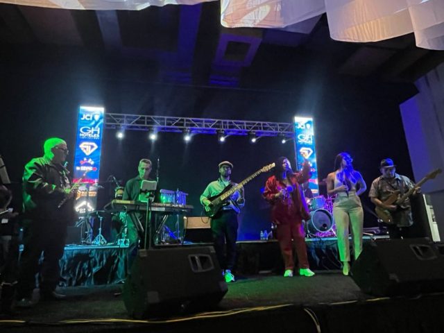 ¡El Jazz se apoderó de Carabobo en una celebración llena de talento y ritmo! 🎷🎹

El Centro Venezolano Americano de Carabobo (CEVAC) conmemoró el Día Internacional del Jazz con una programación excepcional que incluyó desde clases magistrales hasta presentaciones en vivo. Fue un encuentro donde la formación musical y la pasión de los artistas locales brillaron, uniendo a la comunidad a través de este género universal.

Un despliegue de cultura y aprendizaje que refuerza el compromiso con el arte en nuestra región. ¡No te pierdas los detalles de lo que fue este evento!

📲 Entérate de más en:
✨ @cevacarabobo 

Prensa
✨ @soygleihernandez 

🔗 Lee la nota completa en: www.lalocura.com

#JazzDay #CEVAC #CulturaCarabobo #MusicaEnVivo #JazzVzla