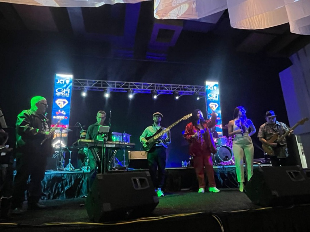 ¡El Jazz se apoderó de Carabobo en una celebración llena de talento y ritmo! 🎷🎹

El Centro Venezolano Americano de Carabobo (CEVAC) conmemoró el Día Internacional del Jazz con una programación excepcional que incluyó desde clases magistrales hasta presentaciones en vivo. Fue un encuentro donde la formación musical y la pasión de los artistas locales brillaron, uniendo a la comunidad a través de este género universal.

Un despliegue de cultura y aprendizaje que refuerza el compromiso con el arte en nuestra región. ¡No te pierdas los detalles de lo que fue este evento!

📲 Entérate de más en:
✨ @cevacarabobo 

Prensa
✨ @soygleihernandez 

🔗 Lee la nota completa en: www.lalocura.com

#JazzDay #CEVAC #CulturaCarabobo #MusicaEnVivo #JazzVzla