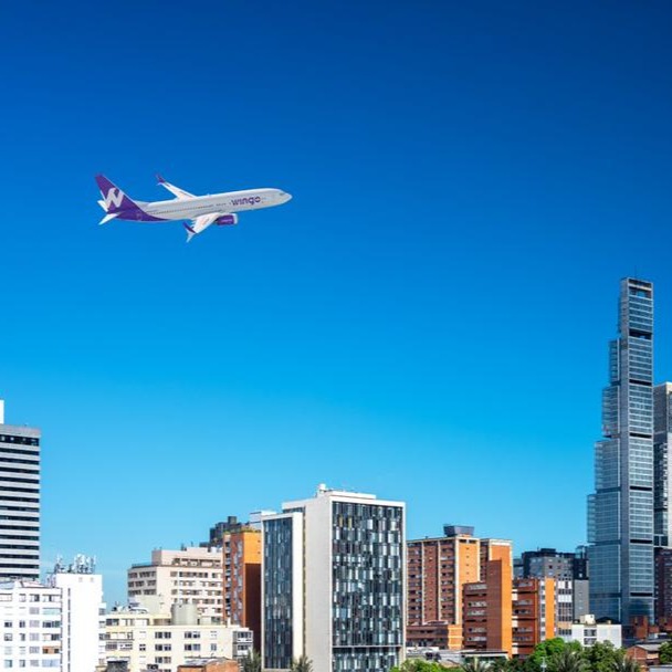 ✈️ ¡NUEVA RUTA DIRECTA! Valencia 🤝 Bogotá con @vuelawingo 
¡Grandes noticias para la conectividad de Venezuela! La aerolínea Wingo sigue expandiendo sus alas en el país y ha anunciado oficialmente su nueva ruta directa entre Valencia (VLN) y Bogotá (BOG).

Aquí te dejamos todos los detalles que debes conocer:

📌 Lo que necesitas saber:
📅 Fecha de inicio: A partir del 14 de julio de 2026.

🗓️ Frecuencia: 3 vuelos semanales (martes, jueves y domingos).

💵 Tarifas: ¡Desde USD 105 por trayecto! (Con tasas e impuestos incluidos).

💡 ¿Por qué es una gran noticia?
Precios competitivos: Las tarifas de Wingo se ubican aproximadamente un 20% por debajo de otros operadores, haciendo los viajes mucho más accesibles.

Más opciones de viaje: Ideal para turismo, negocios, estudios o reencuentros familiares.

Consolidación en el país: Valencia se suma a las rutas que Wingo ya opera exitosamente desde Caracas hacia Bogotá y Medellín. Además, la aerolínea ya tiene la mira puesta en su próxima ruta: ¡Bogotá - Isla de Margarita! 🏝️

Desde 2017, Wingo ha transportado a más de 350.000 pasajeros entre ambos países, demostrando que la apuesta por el mercado venezolano va en serio y a largo plazo. 🚀

Prensa @gabrielasuniaga 

#Wingo #VuelosVenezuela #ValenciaBogota #ViajesVenezuela #TurismoVenezuela