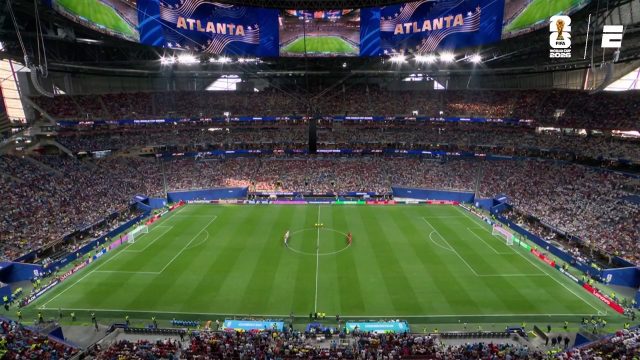 UN RAYITO DE LUZ ANTE TANTO DOLOR 🇻🇪✨

Aunque no estamos disputando este Mundial en la cancha, Venezuela ha estado más presente que nunca en el corazón del mundo. En medio de la profunda tristeza que atraviesa el país por los recientes terremotos, el deporte internacional nos regala un momento de profunda solidaridad.

Ayer, en la previa del encuentro entre RD Congo y Uzbekistán en Atlanta, se guardó un emotivo minuto de silencio en honor a las víctimas en Venezuela. Ver las pantallas del estadio enfocando a fanáticos con la camiseta Vinotinto y ondeando nuestra bandera con orgullo, quizas no pudieron estar aca, pero sabemos que sus corazones si lo estan, mientras el mundo se unía en un solo respeto, nos recuerda que no estamos solos.

En los momentos más difíciles, este apoyo internacional y el orgullo de nuestra identidad nos llenan de fuerza. 

¡El mundo abraza a Venezuela! ⚽💔

#Mundial2026 #Vinotinto #TerremotoVenezuela #solidaridad