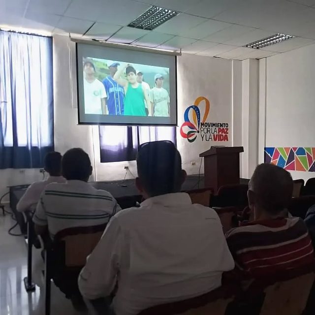 🎬 ¡El séptimo arte revivió en el sur de Valencia! 🍿

El sector Lomas de Funval celebró la gran inauguración de la sala de Cine Comunitario "Pedropozo", un valioso espacio impulsado por el Movimiento por la Paz y la Vida junto a la cineasta María Ysabel Vargas para promover la cultura y el encuentro vecinal.

Las instalaciones del Gimnasio Vertical "El Tricolor" se llenaron de risas con la proyección del gran éxito del cine nacional, @papitamanitostonoficial. Lo mejor de todo es que este espacio mantendrá sus puertas abiertas de forma totalmente gratuita todos los lunes a las 3:00 PM.

👉 Conoce todos los detalles sobre esta iniciativa y el emotivo legado familiar que la inspiró en nuestro portal web.

🔗 Lee la nota completa en: WWW.LALOCURA.COM

✍️ María González

#CineComunitario #Valencia #Carabobo #CineVenezolano #lalocuranetwork
