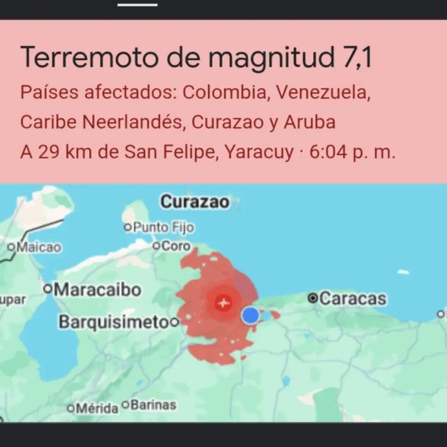 🚨 ¡URGENTE! FUERTE SISMO SACUDE A VENEZUELA ESTA TARDE 🚨

Un potente movimiento telúrico de magnitud preliminar 7.0 - 7.1 sacudió con fuerza la región central y occidental de Venezuela este miércoles 24 de junio alrededor de las 6:04 p. m.

Esto es lo que se conoce hasta el momento:

📍 El Epicentro: Reportes iniciales lo ubican en las cercanías de San Felipe (Yaracuy) y la zona costera de Carabobo (Morón), con una profundidad superficial que hizo sentir el sacudón con mucha intensidad.

💥 ¿Dónde se sintió más fuerte?

Carabobo: En Valencia, Naguanagua y San Diego el sismo fue prolongado y violento, provocando la evacuación inmediata de edificios.

Yaracuy y Lara: Muy cerca del epicentro, con fuerte movimiento de objetos y estructuras.

Otras regiones: Reportan haberlo percibido en Caracas, Aragua, Cojedes y Falcón.

Zonas como San Joaquín (Carabobo) ya reportan daños estructurales preliminares (como en la iglesia local). Autoridades de Protección Civil y Bomberos se encuentran desplegados evaluando la situación. Las líneas telefónicas y el servicio eléctrico presentan fallas intermitentes debido a la congestión.

⚠️ RECOMENDACIONES IMPORTANTES:

Mantén la calma y evita correr.

Si estás en edificios altos, evalúa estructuras antes de usar escaleras (¡No uses ascensores!).

Mantente atento a las réplicas.

Deja las líneas telefónicas libres para emergencias; comunícate preferiblemente por texto o WhatsApp.

👇 Reporta desde tu zona: ¿Cómo se sintió en tu ciudad? ¿Estás a salvo? Te leemos en los comentarios.

#SismoVenezuela #TemblorVenezuela #SismoHoy #Valencia #sanfelipe