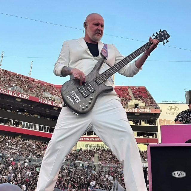 Fallece Sam Rivers, bajista fundador de Limp Bizkit, a los 48 años

NOTA COMPLETA EN
WWW.LALOCURA.COM

Este sábado 18 de octubre, el mundo del rock perdió a uno de sus pilares: Sam Rivers, bajista y miembro fundador de la banda estadounidense Limp Bizkit, falleció a los 48 años de edad. La noticia fue confirmada por sus compañeros de banda, quienes lo describieron como “nuestro hermano, nuestro latido, pura magia”.

Rivers fue parte esencial del sonido que definió el nu metal en los años 90 y 2000, participando en álbumes icónicos como Significant Other y Chocolate Starfish and the Hot Dog Flavored Water. Su estilo marcó una generación y dejó una huella profunda en la historia del rock alternativo.

📝 LaLocura Network