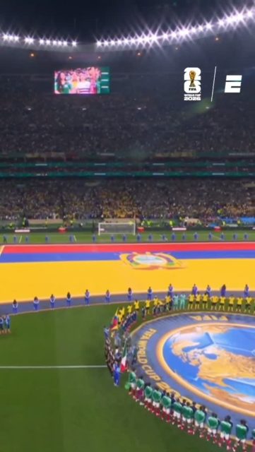 Unidos por una sola voz! El fútbol demuestra una vez más que no conoce fronteras cuando se trata de apoyar a quienes más lo necesitan. 🌍💔

Antes del pitazo inicial en el emocionante partido de dieciseisavos de final entre México y Ecuador, el mundo entero se detuvo para abrazar a Venezuela tras las difíciles consecuencias del terremoto ocurrido el pasado 24 de junio. El homenaje previo al encuentro se convirtió en un momento histórico y profundamente conmovedor: desde la cabina de locución con un8 grito a todo pulmón, pasando por miles de fanáticos en el estadio, hasta el propio presidente de la @fifaworldcup Gianni Infantino, rompiendo el protocolo para gritar con el corazón: ¡NO ESTÁN SOLOS! 🇻🇪✨

La pasión del deporte se transforma en un mensaje de aliento, fuerza y hermandad antes de que rodara el balón. La comunidad del fútbol global abraza a cada familia venezolana en este momento de reconstrucción

. ¡Venezuela! El mundo está con ustedes. 💪❤️

📽️ @disneyplusla @espndeportes
#FuerzaVenezuela #NoEstánSolos #FIFAWorldCup #Solidaridad