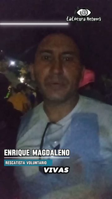 El corazón del venezolano es inmenso y se está demostrando en el terreno. 🇻🇪

Enrique Magdaleno, un voluntario que se trasladó desde Valencia, nos comparte la cruda realidad que se vivía la noche de este 26 de junio en las zonas afectadas de Morón y Tucacas tras el Terremoto.

Con la profunda esperanza de encontrar sobrevivientes, los equipos de rescate y voluntarios han logrado excavar hasta dos pisos bajo los escombros. Aunque el trabajo se torna lento debido a las condiciones de extrema inseguridad en las estructuras y al doloroso escenario que enfrentan en las zonas de búsqueda, el esfuerzo vale la pena: recientemente lograron rescatar a una persona con vida.

Enrique destaca el apoyo incondicional que han recibido por parte de las personas, demostrando la solidaridad y la grandeza de nuestra gente en los momentos más oscuros.

La situación sigue siendo crítica y las labores no se detienen. Hacemos un llamado urgente a mantener el apoyo: Morón, Tucacas y sus alrededores continúan en emergencia y nos necesitan más que nunca. Toda ayuda suma para quienes siguen trabajando sin descanso en el lugar de la tragedia. 🙏

📽️📝 Correspondal @osleidary
LaLocura Network 📌
#Moron #Tucacas #SolidaridadMoron #ApoyoMoron #FuerzaMoron
