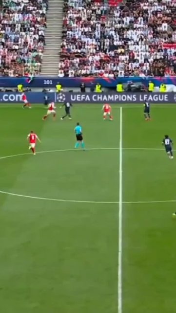 ¡EL PSG TOCA EL CIELO Y ES BICAMPEÓN DE EUROPA! 🏆🇫🇷✨

En una final de absoluto infarto, el Paris Saint-Germain @psg retiene su corona y se asegura una vez más la tan ansiada "Orejona". 🇪🇺👑

⚽ El partido comenzó cuesta arriba tras un gol de vestidor de Havertz apenas al minuto 5. Sin embargo, la garra del campeón apareció y, por la vía del penal, Ousmane Dembélé puso el empate a los 69'.

🧤 El dramatismo se mantuvo hasta el último suspiro llevándonos a la tanda de penales, donde el PSG demostró tener nervios de acero y se llevó la gloria definitiva ganando 4-3 desde los doce pasos. ¡Una locura total! 🤯

Para llegar a esta instancia decisiva y regalarnos esta final histórica, ambos equipos tuvieron un torneo impecable, superando la fase de grupos luego de el mejor partido de champions frente al Bayern, ¡Un trayecto digno de verdaderos gigantes! ⚔️🛡️

¡París está de fiesta! 🎇

#PSG #ChampionsLeague #Bicampeon #LaOrejona #Futbol