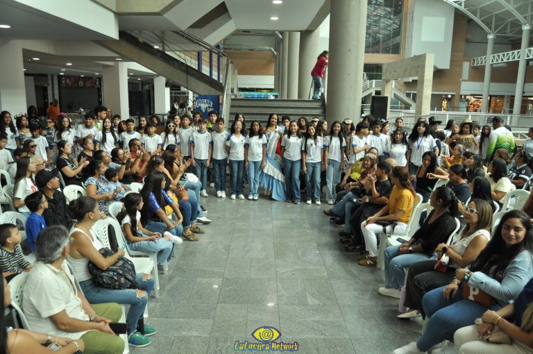 Colegio Santa Rosa deslumbra en el CC Cristal con su desfile de moda ecológica «Bio Moda 2026»