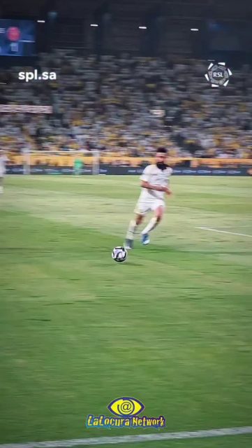 ¡HISTÓRICO! CRISTIANO RONALDO LOGRA SU PRIMER TÍTULO CON EL AL-NASSR A LOS 41 AÑOS 🏆🇸🇦

Llegó el ansiado primer trofeo oficial para el astro portugués en Arabia Saudita. En una sólida presentación, el Al-Nassr se impuso 4-1 ante el Damac para coronarse campeones.

Cristiano Ronaldo fue la gran figura del encuentro al marcar un doblete, liderando una ofensiva que completaron Kingsley Coman y Sadio Mané con un gol cada uno. Por parte del Damac, Morlaye Sylla descontó desde el punto penal.

A sus 41 años, el delantero luso amplía su legendario palmarés y sella con letras doradas su paso por el fútbol de Medio Oriente.

#CristianoRonaldo #AlNassr #CR7 #Futbol #saudiproleague