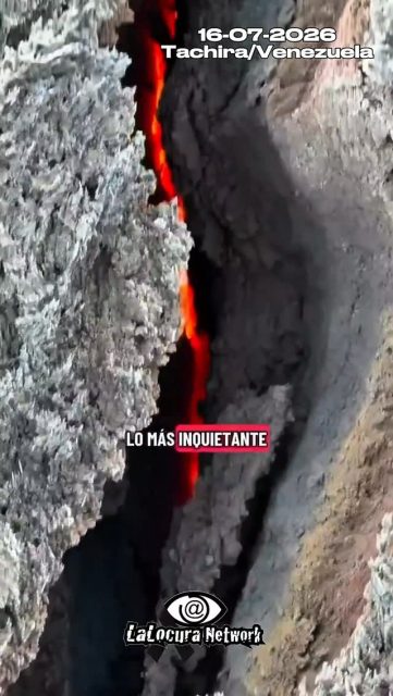 Imágenes que parecen de película en Táchira! 🇻🇪🔥

Circulan estos videos de este 16 de Julio, que muestran enormes grietas en el suelo emanando fuego y humo continuo en el municipio Sucre. Aunque al principio generó mucha intriga y preocupación en redes sociales, los expertos ya revelaron el misterio.

¿Qué es lo que arde bajo tierra? Geólogos e ingenieros confirmaron que se trata de un incendio subterráneo provocado por la combustión natural de una gran veta de carbón al entrar en contacto con el oxígeno.

La buena noticia es que Protección Civil aseguró que el fenómeno está bajo control y no es un peligro para la población. Para apagarlo, están cubriendo las grietas con arena y sedimentos.

#Tachira #Venezuela #FenomenoGeologico #NoticiasVenezuela #ProteccionCivil