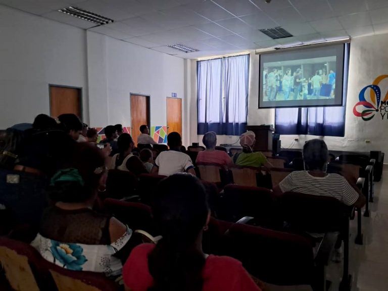 El sur de Valencia revivió el séptimo arte con la inauguración de la sala de Cine Comunitario «Pedropozo»