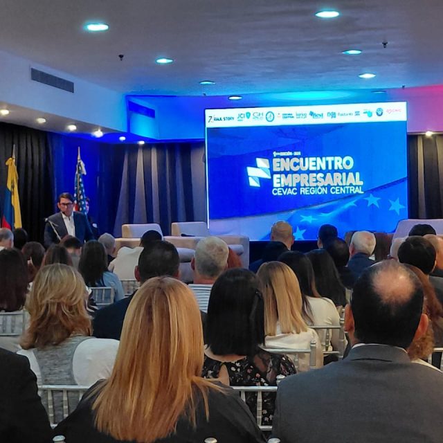 "¡Impulsando el ecosistema de inversión en Carabobo!" 💼✨

El Centro Venezolano Americano de Carabobo (CEVAC) @cevacarabobo celebró con éxito el "I Encuentro Empresarial 2026" en el Hotel Guaparo Inn de Valencia @hotelghsuites , un espacio diseñado para fomentar el desarrollo comercial y fortalecer la economía en la región central del país.

* "Alianzas estratégicas": La jornada reunió al consejero de Asuntos Económicos de la Embajada de EE. UU., el Gerente General de VenAmCham y líderes de los sectores tecnológico, industrial, logístico y hotelero carabobeño.
* "Evolución institucional": Ana Colmenares, directora ejecutiva de CEVAC, anunció que la institución expande su tradicional rol académico y cultural para consolidarse como un facilitador activo del intercambio comercial binacional con Estados Unidos.
* "Conexión directa": Esta iniciativa, surgida tras la Expo Fedecámaras Carabobo, ofreció paneles con expertos y un valioso espacio de networking para reactivar la histórica fuerza industrial y productiva del estado.

📲 Lee la cobertura detallada y la nota completa visitando nuestro portal web: WWW.LALOCURA.COM

✍️ @soygleihernandez 

#EncuentroEmpresarial #CEVAC #Carabobo #InversionVenezuela #LaLocuraNetwork