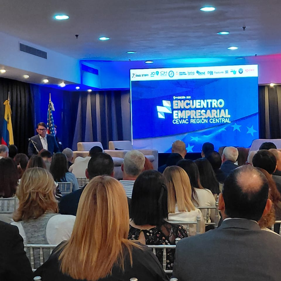 "¡Impulsando el ecosistema de inversión en Carabobo!" 💼✨

El Centro Venezolano Americano de Carabobo (CEVAC) @cevacarabobo celebró con éxito el "I Encuentro Empresarial 2026" en el Hotel Guaparo Inn de Valencia @hotelghsuites , un espacio diseñado para fomentar el desarrollo comercial y fortalecer la economía en la región central del país.

* "Alianzas estratégicas": La jornada reunió al consejero de Asuntos Económicos de la Embajada de EE. UU., el Gerente General de VenAmCham y líderes de los sectores tecnológico, industrial, logístico y hotelero carabobeño.
* "Evolución institucional": Ana Colmenares, directora ejecutiva de CEVAC, anunció que la institución expande su tradicional rol académico y cultural para consolidarse como un facilitador activo del intercambio comercial binacional con Estados Unidos.
* "Conexión directa": Esta iniciativa, surgida tras la Expo Fedecámaras Carabobo, ofreció paneles con expertos y un valioso espacio de networking para reactivar la histórica fuerza industrial y productiva del estado.

📲 Lee la cobertura detallada y la nota completa visitando nuestro portal web: WWW.LALOCURA.COM

✍️ @soygleihernandez 

#EncuentroEmpresarial #CEVAC #Carabobo #InversionVenezuela #LaLocuraNetwork